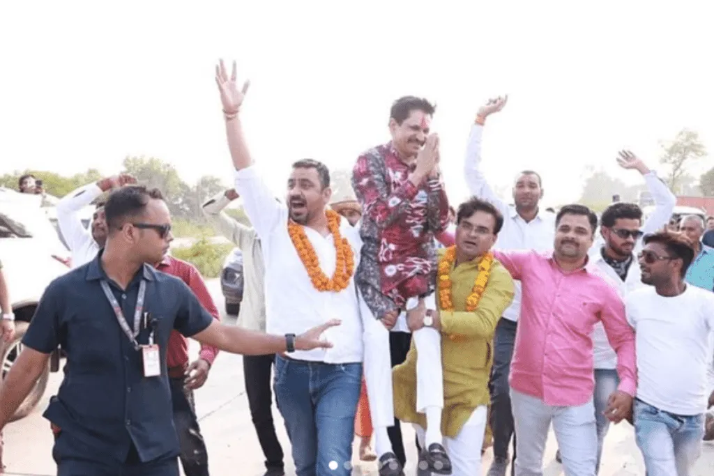 जनता के बीच मैहर से मौजूदा विधायक नारायण त्रिपाठी, स्त्रोत इंस्टाग्राम