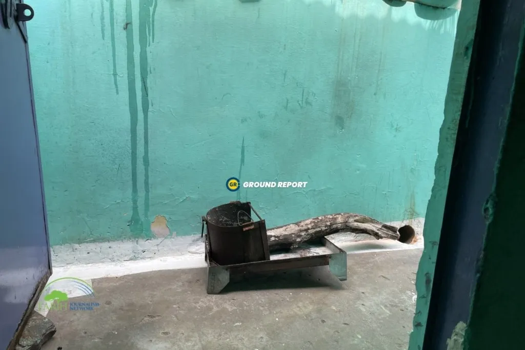 In Bhopal's Durga Nagar slum, an iron stove that uses wood and dung is used as an alternative to gas cylinders | Photo: Rajeev Tyagi