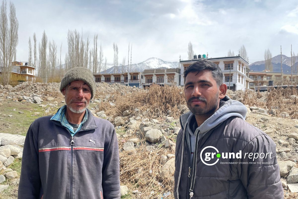 Meet Munawar Lal (right) and Pawan (left), working hard in Leh. Photo Credit: Wahid Bhat/Ground Report