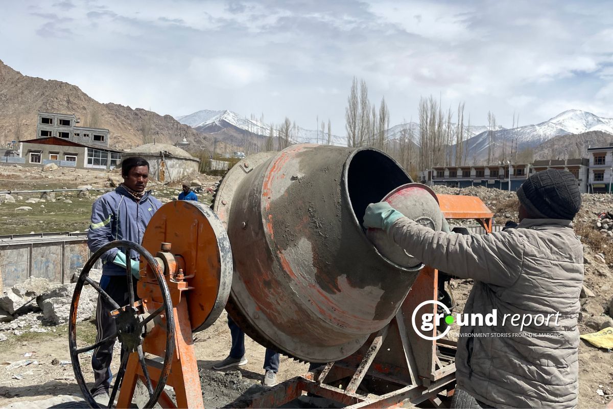 Labourer mixing concrete in Leh, Ladakh. Photo Credit: Wahid Bhat/Ground Report
