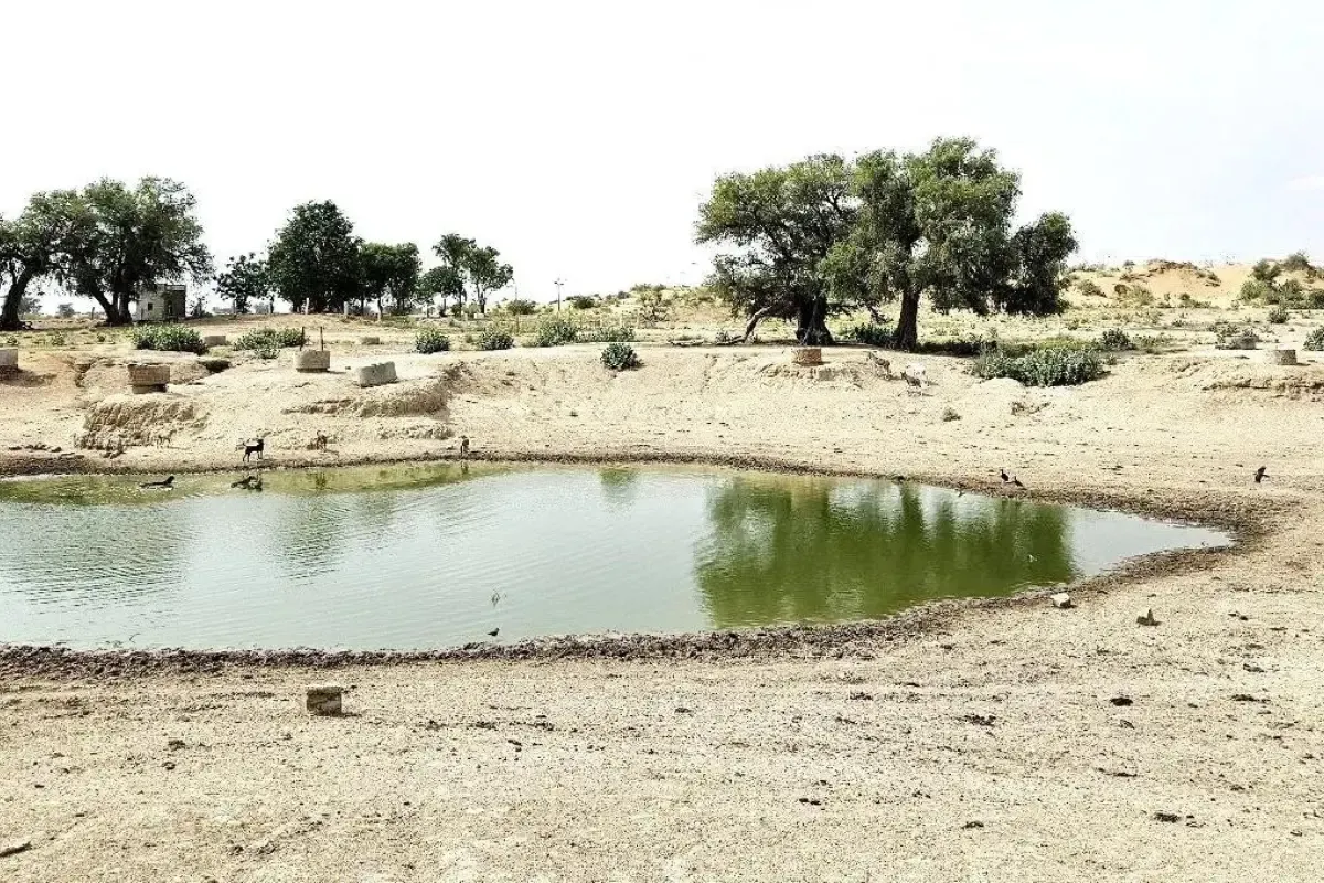 तपती गर्मी में खारा पानी की सज़ा