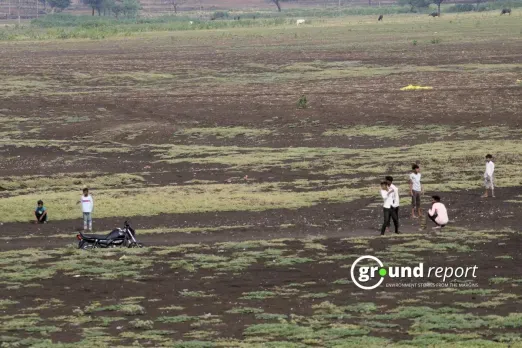 Children playing cricket in Bager Village