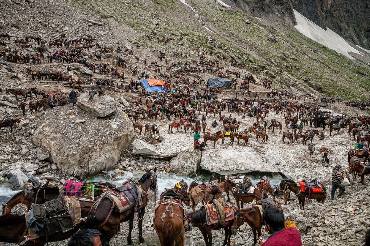 Tourists arrival in Kashmir break records, a need to regulate it?