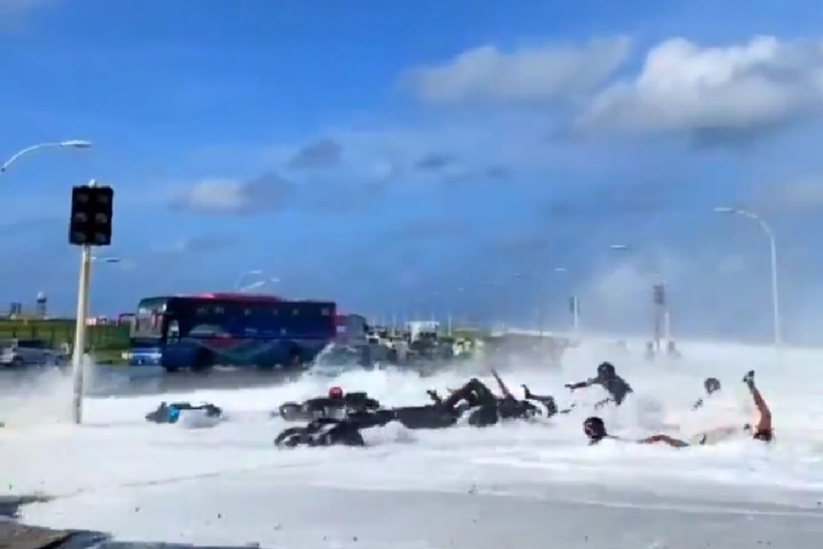 Climate Crisis Video Shows Maldives Roads Turning to Waterways