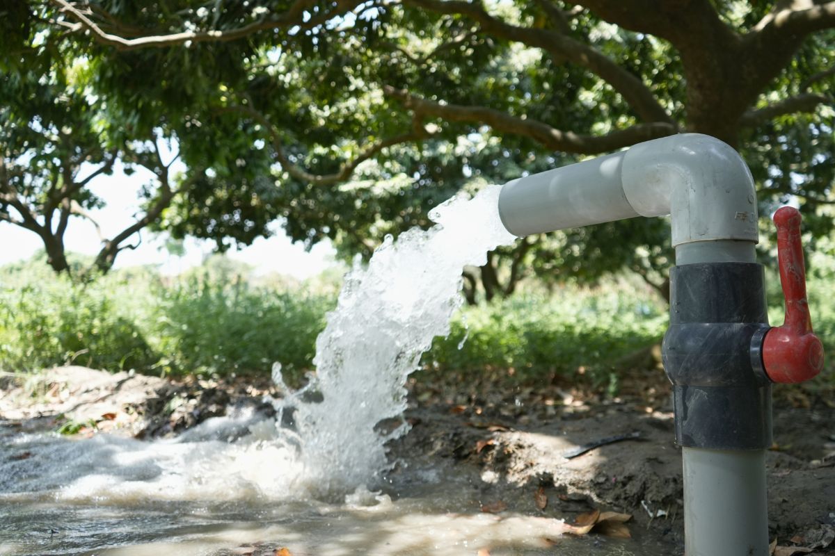 Water oozes out of a solar powered pump in Muzaffarpur, Bihar. Photo by Ashutosh Kumar