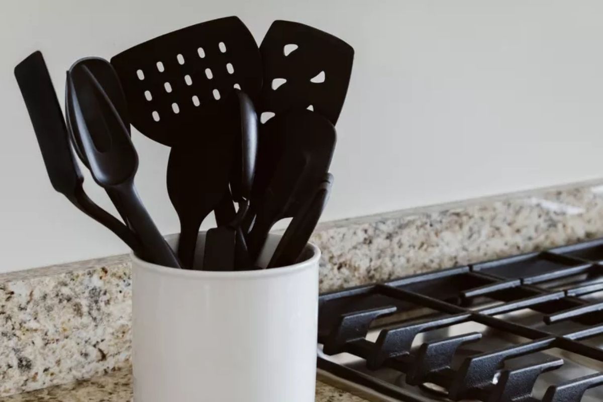 Which black plastic food contact items turns toxic and cause cancer?