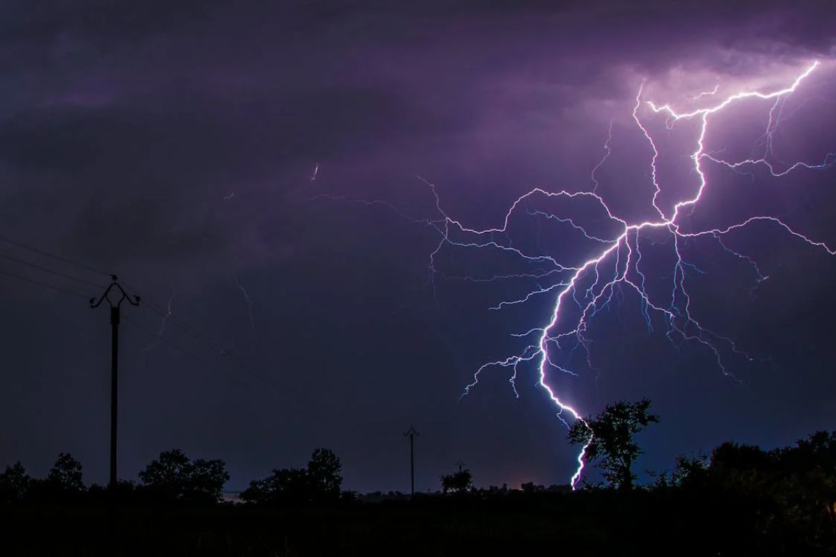 Lightning strikes link weather on Earth and weather in space