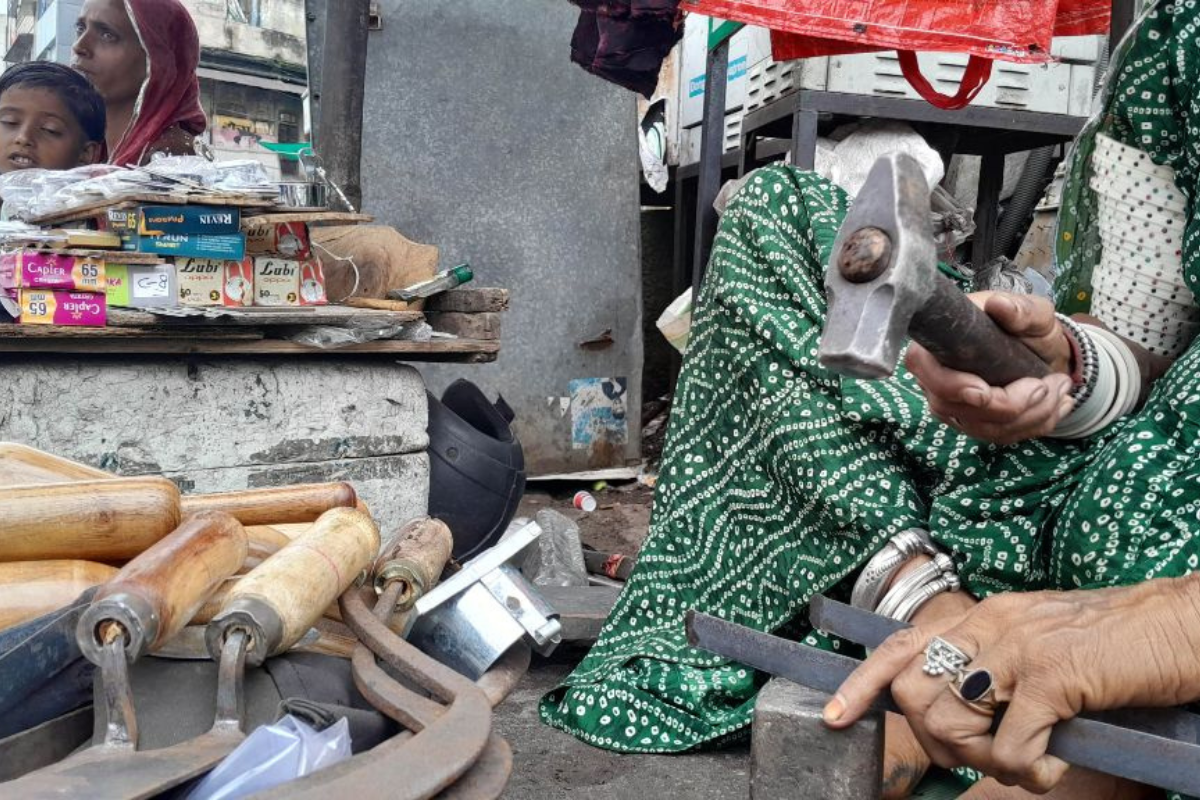 जब बर्तन बिकेंगे, तब खाने का इंतजाम होगा लोहार समुदाय के संघर्ष और अस्तित्व की कहानी