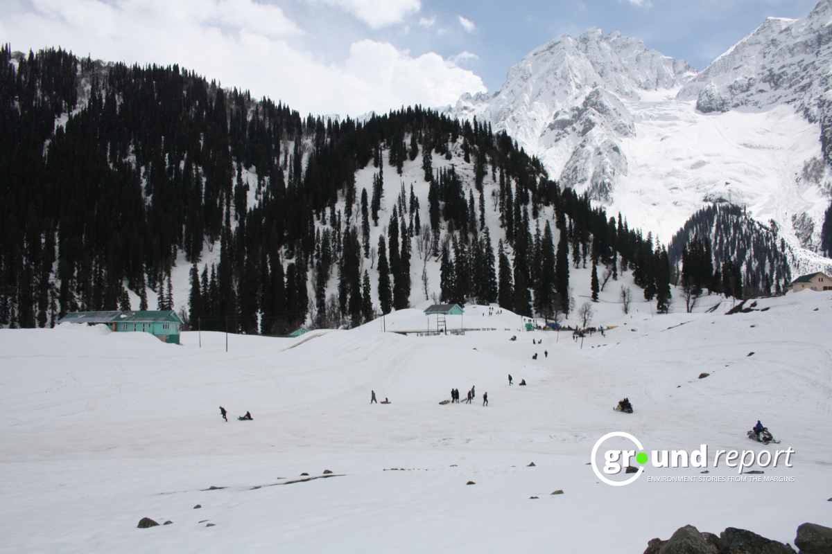 Strong Winds and Snow Hit Kashmir, Most Areas Without Electricity