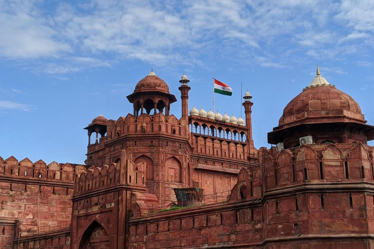 Study links Delhi’s toxic air to Red Fort’s stone decay, with black crusts, flaking walls, and salt damage threatening the 17th-century monument