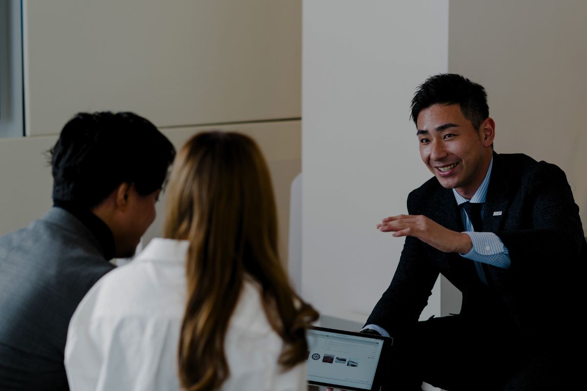 7 Reasons Why Salesman Jobs are Worth Pursuing for Ambitious Professionals