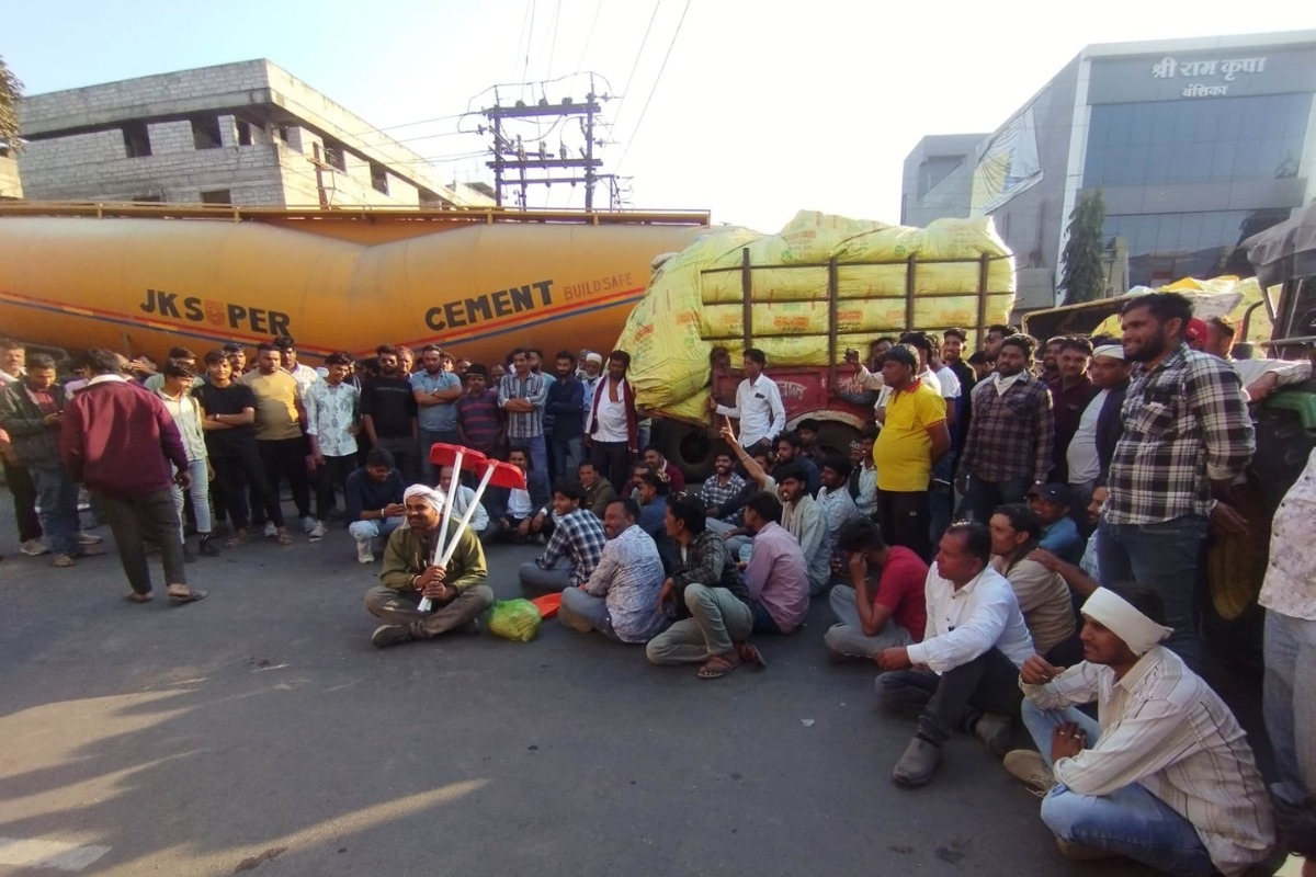 कपास खरीदी लिमिट विवाद पर खरगोन मंडी में किसानों का विरोध