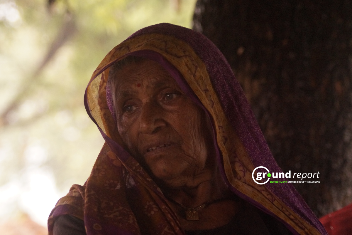 बरेठी सोलर परियोजना: तिरपाल के नीचे रहने को क्यों मजबूर हैं ग्रामीण?
