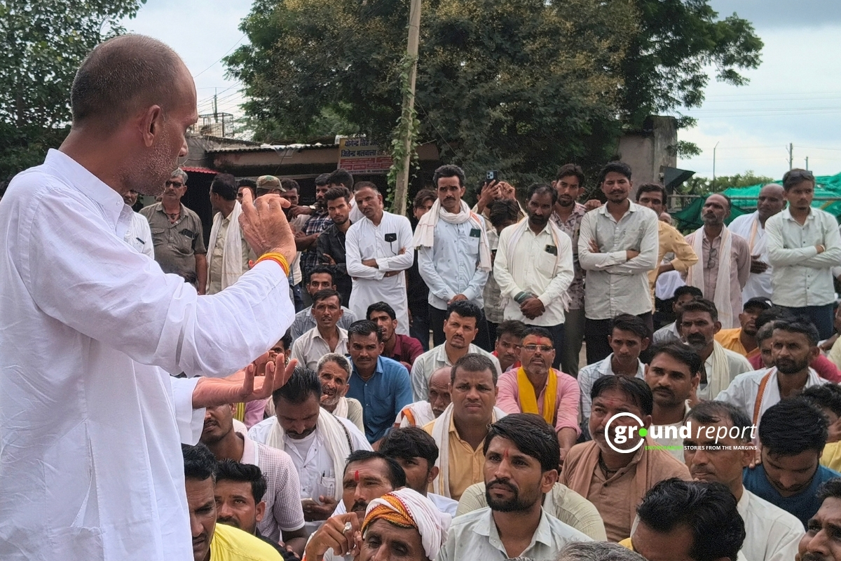 राजगढ़ कलेक्टोरेट में धरने पर बैठे दूध किसान | फोटो अब्दुल वसीम अंसारी