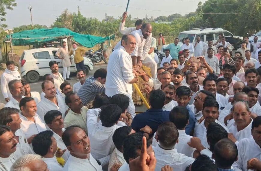 बिजली कटौती के विरोध में राजगढ़ में प्रदर्शन | फोटो: अब्दुल वसीम अंसारी