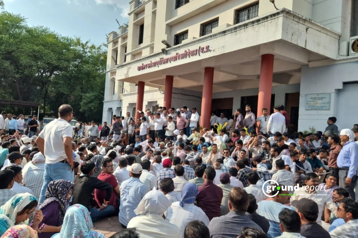 देवास में पटवारियों पर की गई कार्रवाई के बाद पटवारियों का उग्र प्रदर्शन | फोटो: विशेष प्रबंध