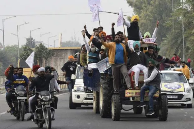 Read more about the article Large number of farmers traveling towards Delhi