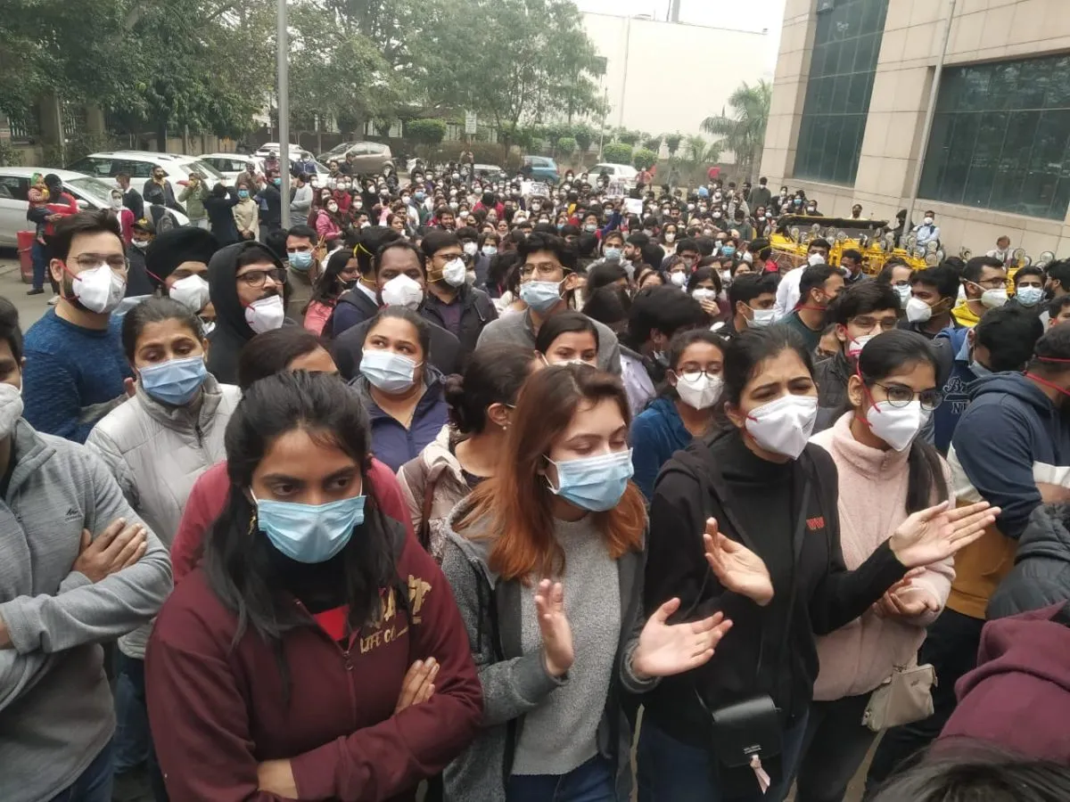 Thousands of doctors protest in front of Delhi's Safdarjung hospital
