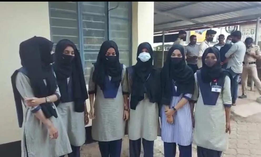 Karnataka college bans hijabs and Saffron Scarves