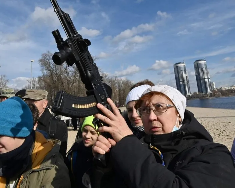 Ukraine handed over machine guns to common people in Kyiv