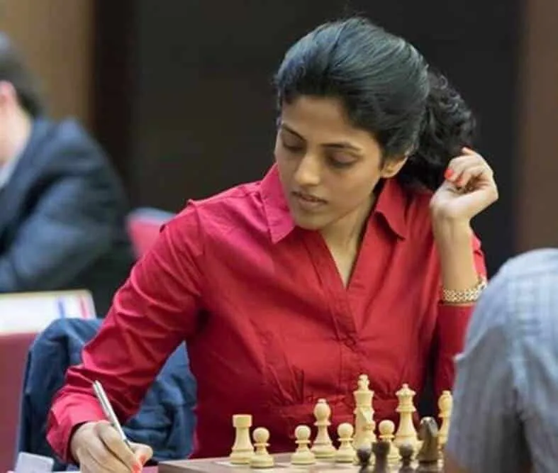 Who sent envelope containing porn to Indian women chess players