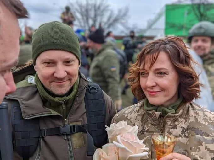 Love amidst violence: Ukrain soldiers get married on battlefield