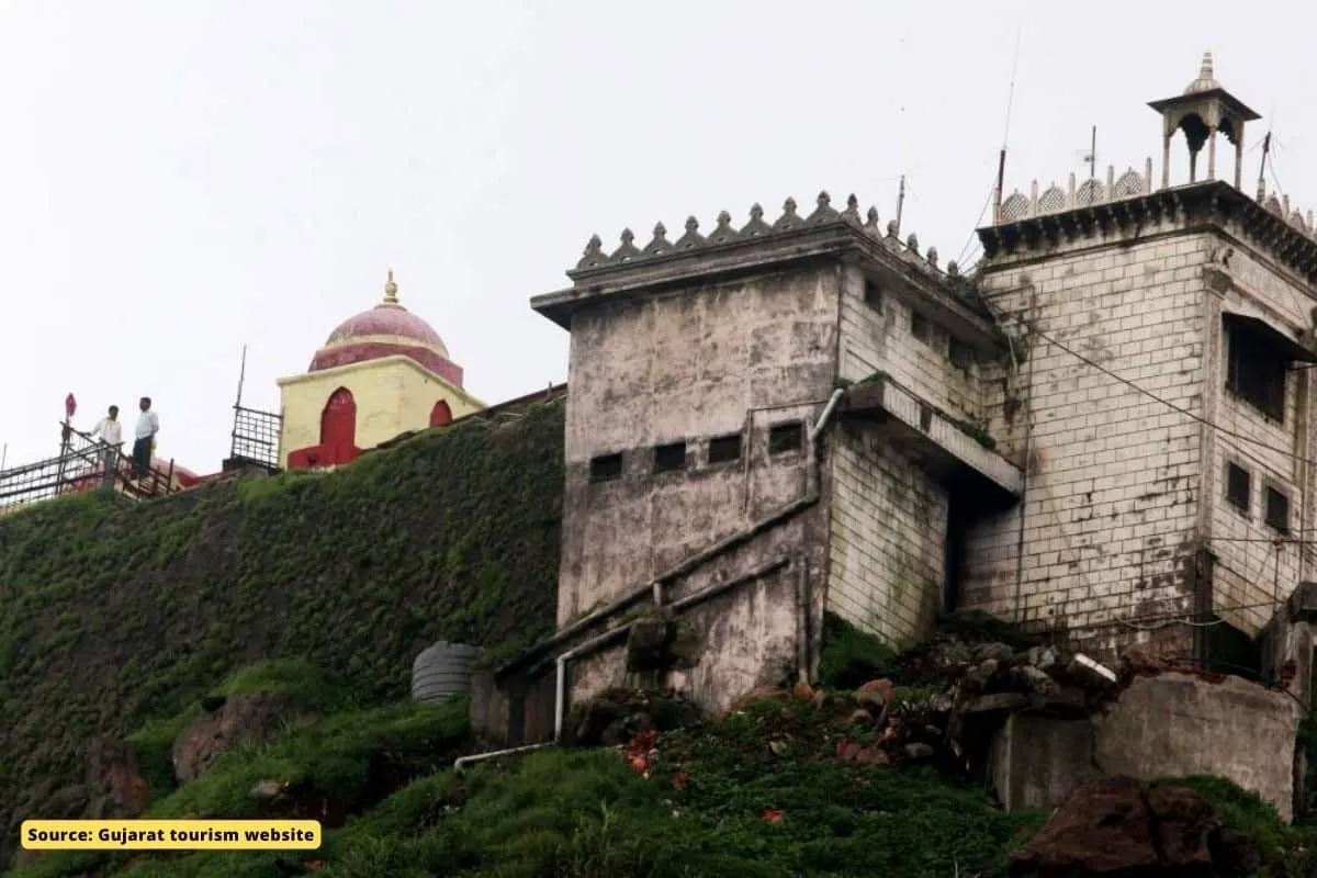 History: There was Hazrat Sadanshah Wali Peer Dargah at Pavagadh Kalika Temple