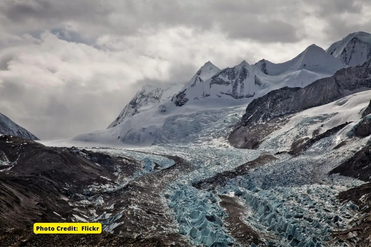 Why are glaciers in southeast Tibet melting so fast?