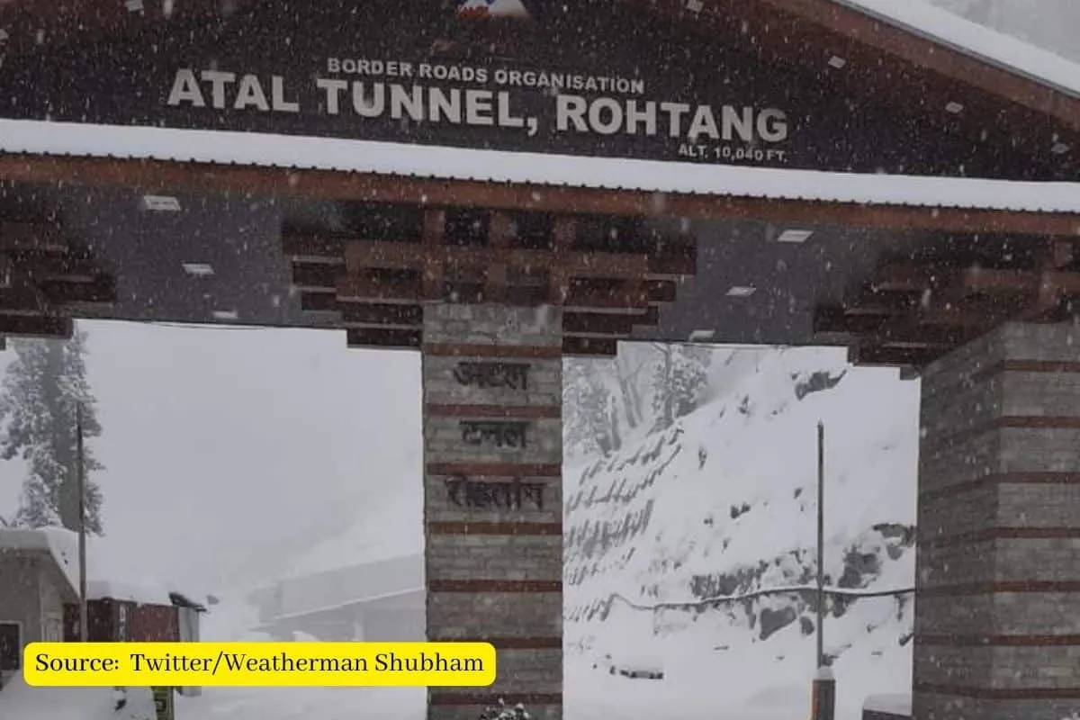 How more than 400 tourists stranded at Atal Tunnel?