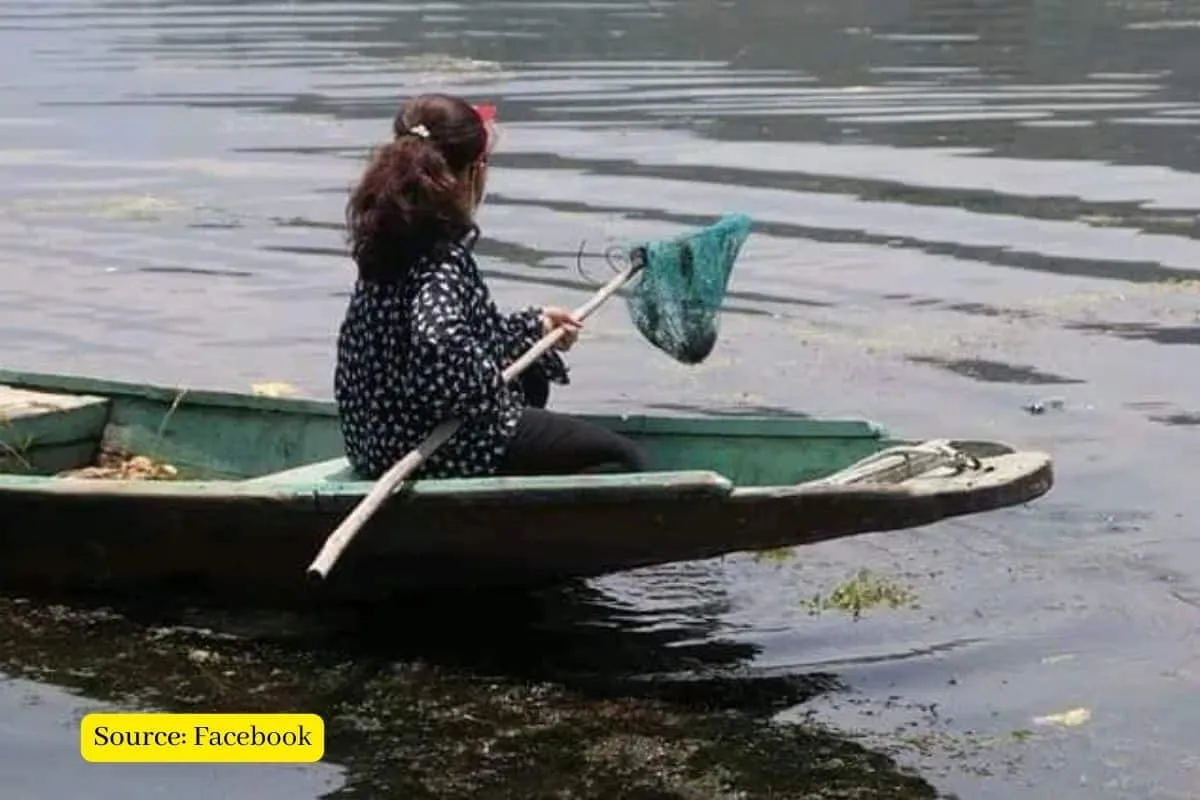 9-year old Jannat, who cleans and preserves Srinagar's iconic Dal Lake