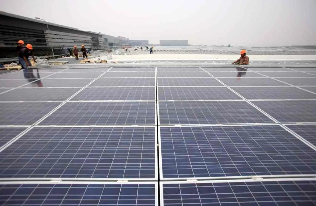  Installation of solar photovoltaic panels on the roofs of the Hongqiao Passenger Rail Terminal in Shanghai, China.
