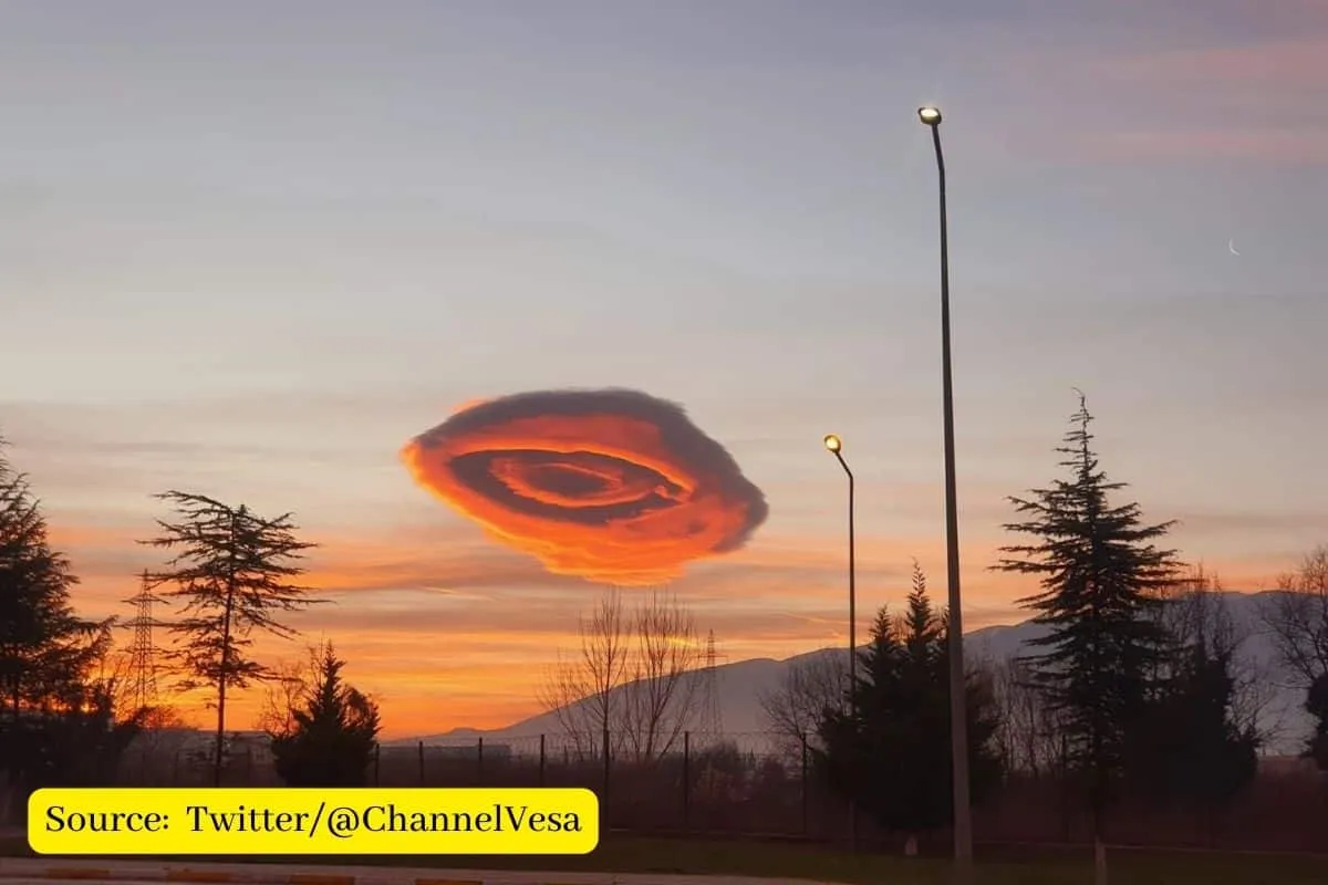 Lenticular cloud formation in Turkey, people say it looks like a UFO