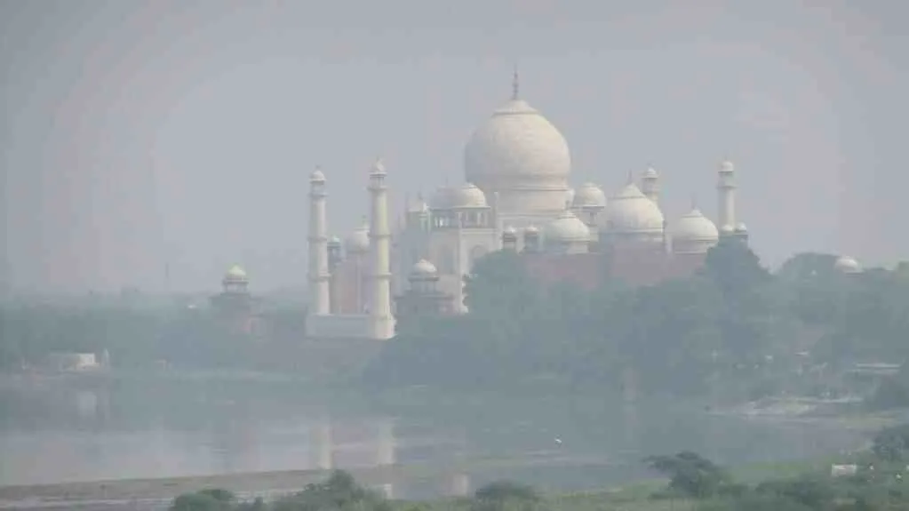 Air pollution around Taj mahal