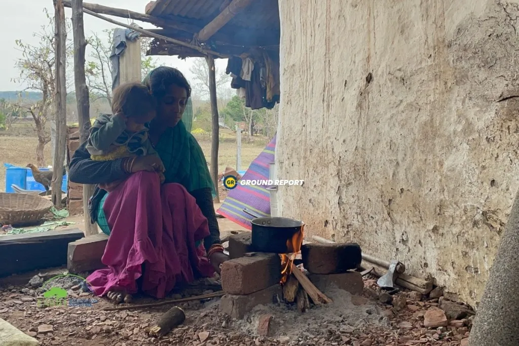Manju making tea on the chulha in Samasgarh village, Bhopal district | Photo by Rajeev Tyagi