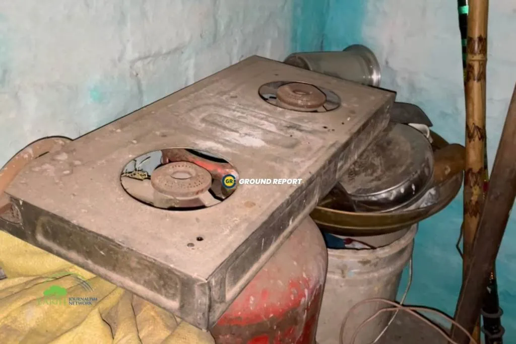Gas stove lying in junk at Afsana's house, location village Bugliwali | Photo Raeev Tyagi
