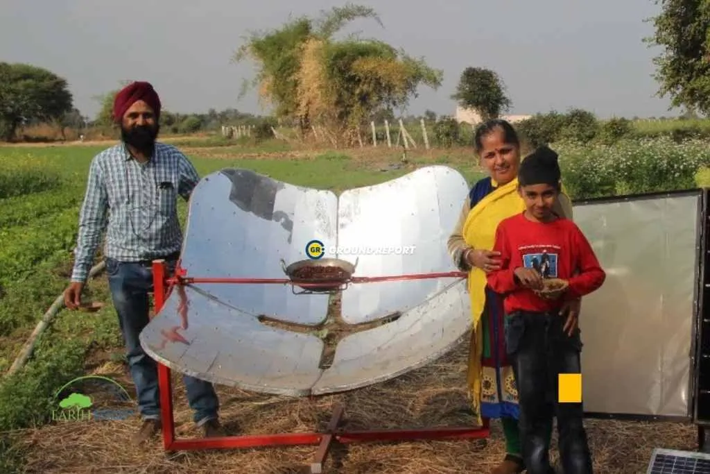 Rajendra Singh cooking food on Prince model of solar concentrator,  Village Asrawad Buzurg | Photo: Rajeev Tyagi